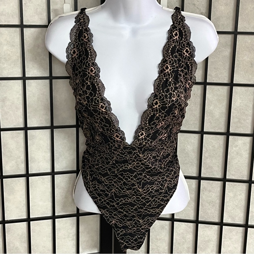 Forever 21 ladies floral lace thong bodysuit, size medium